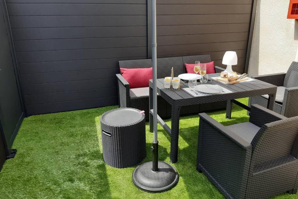Appartement Renove Le New-York En Centre Ville - Terrasse Et Parking - Non Climatise La Roche-Chalais Exterior foto